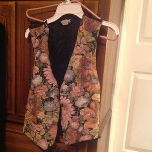 Very cute Women's floral vest Sz Large